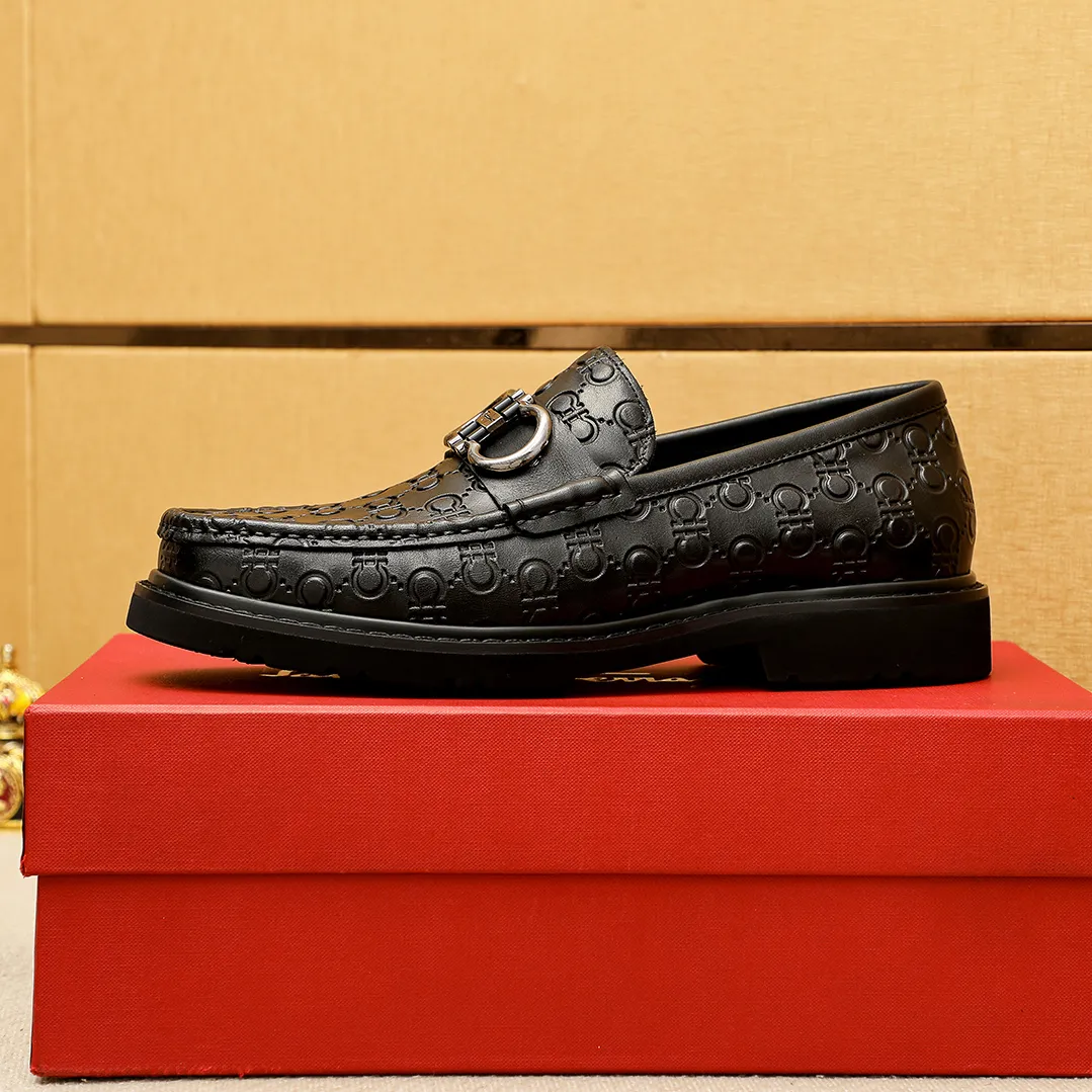 Men's shoes 💰520 💐 Product trademark: Ferragamo "Ferragamo" casual leather shoes Regular size: 38-44 (45.46🉑️customized) Product materials: Selected imported first-layer calfskin embossed upper + original hardware buckle, imported water-dyed cow leather lining. Strong three-dimensional visual effect, original outsole color: 1⃣️color optional